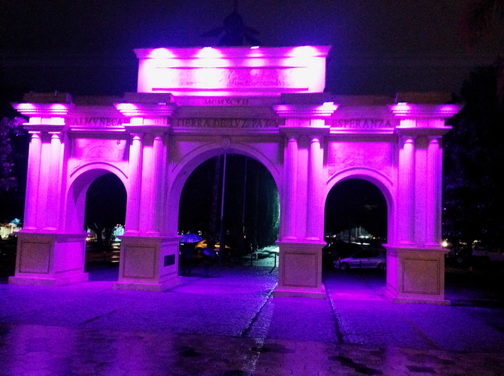 La puerta de Almuñécar se ilumina de morado en homenaje a las mujeres víctimas de violencia de género.